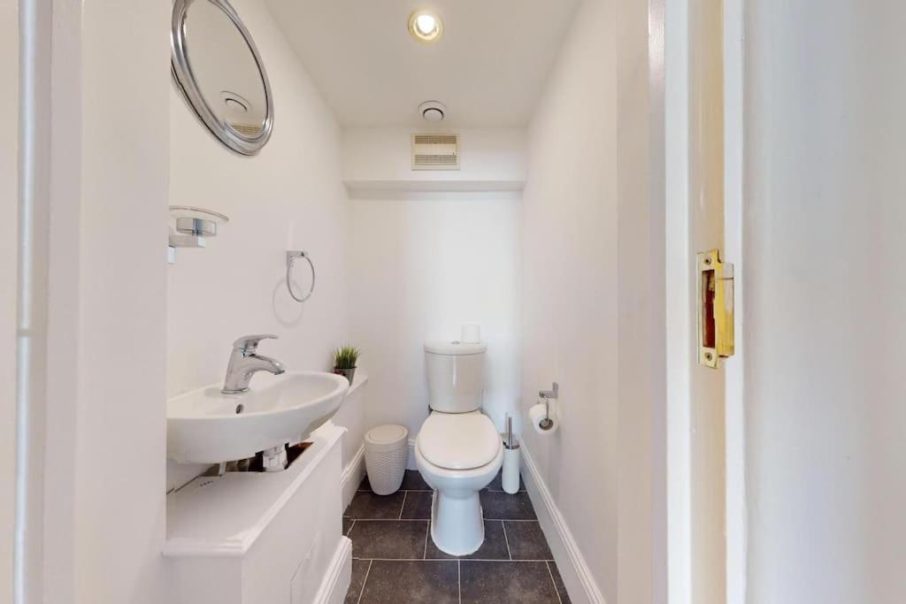 Prime Location Prince's Gate Mews 4bd 3 Bath *