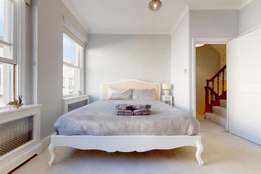 Prime Location Prince's Gate Mews 4bd 3 Bath * Londen